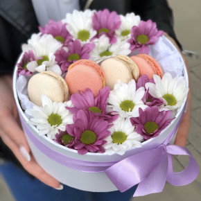 Коробочка с хризантемой и печеньем macarons Розовое и белое