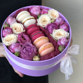 Коробочка с цветами и macarons Равновесие