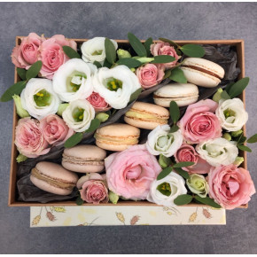 Коробочка с розовыми розами и macarons Вдохновение