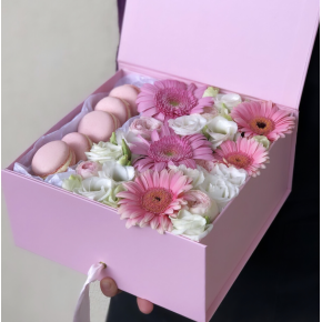 Коробочка macarons с герберой, эустомой и кустовой розы Взбитые сливки