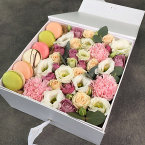 Коробочка macarons с кустовой розой и эустомой Чары