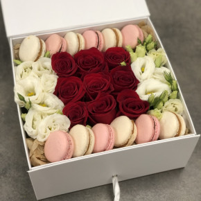 Коробка с красными розами, эустомой и macarons.