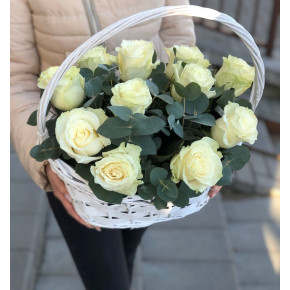 Корзина с белыми розами.