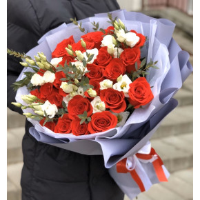 Букет из красных роз и эустомы.