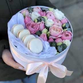 Коробочка с кустовыми пионовидными розами, эустомой и macarons.