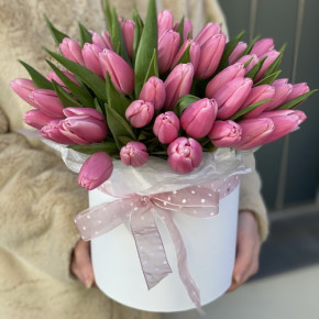 Коробка из розовых тюльпанов Хлоя