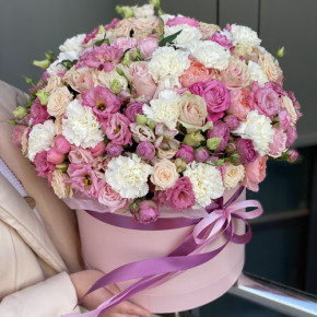Коробка из кустовых роз и гвоздик Тоскана.