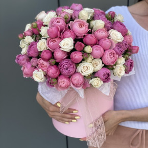 Коробка из кустовых пионовидных роз Женева