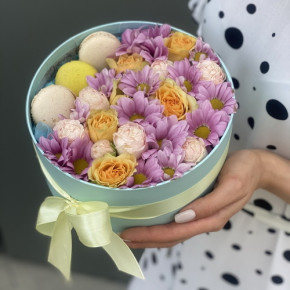 Коробочка с кустовыми розами микс и macarons Фуджи