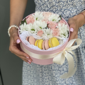 Коробочка с розовыми и белыми кустовыми розами и macarons Фламинго