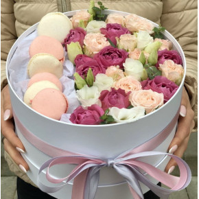 Коробочка macarons с кустовой розой и эустомой.