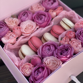 Коробочка macarons из кустовых роз Сюрприз